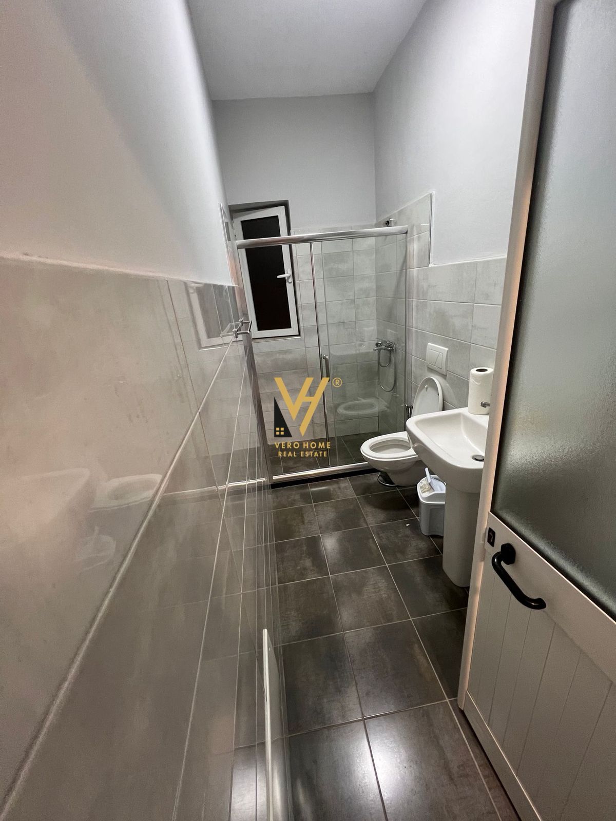 ZYRE 80 M2 ME QERA NE QENDER 60.000 LEKE