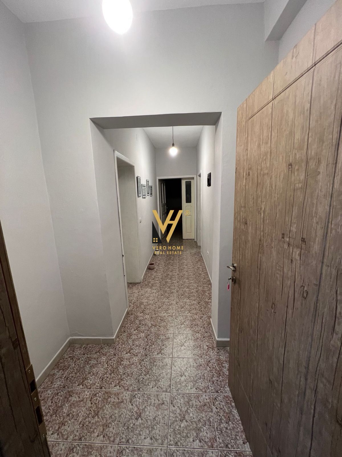 ZYRE 80 M2 ME QERA NE QENDER 60.000 LEKE