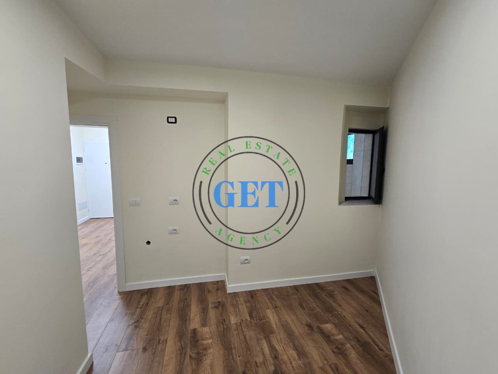 Shitet, Apartament 2+1 me Kuzhine te Vecuar , Tek