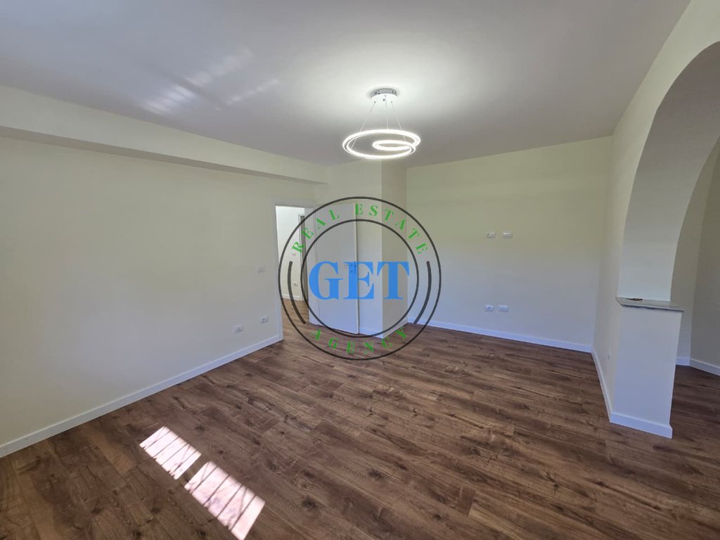 Shitet, Apartament 2+1 me Kuzhine te Vecuar , Tek