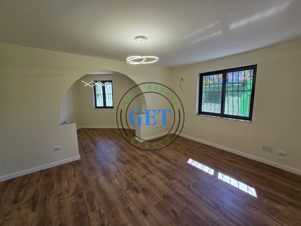 Shitet, Apartament 2+1 me Kuzhine te Vecuar , Tek