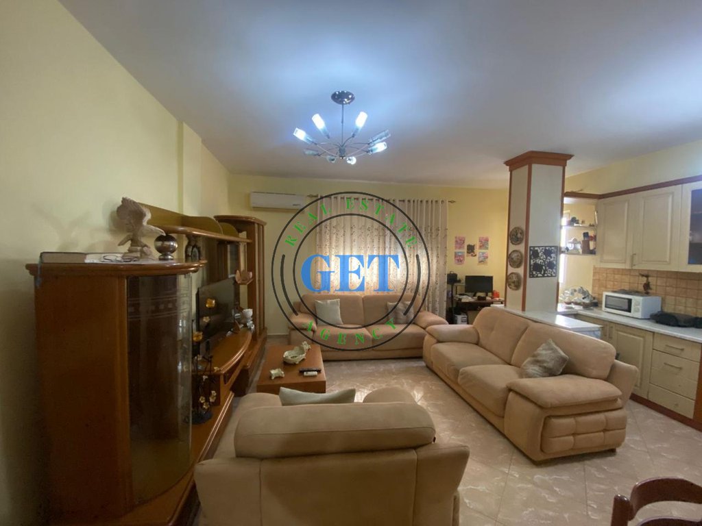 Shitet Apartament 2+1,Prane Shkolles “Qemal Mici