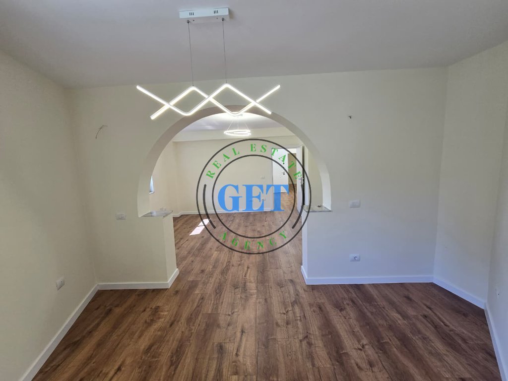 Shitet, Apartament 2+1 me Kuzhine te Vecuar , Tek