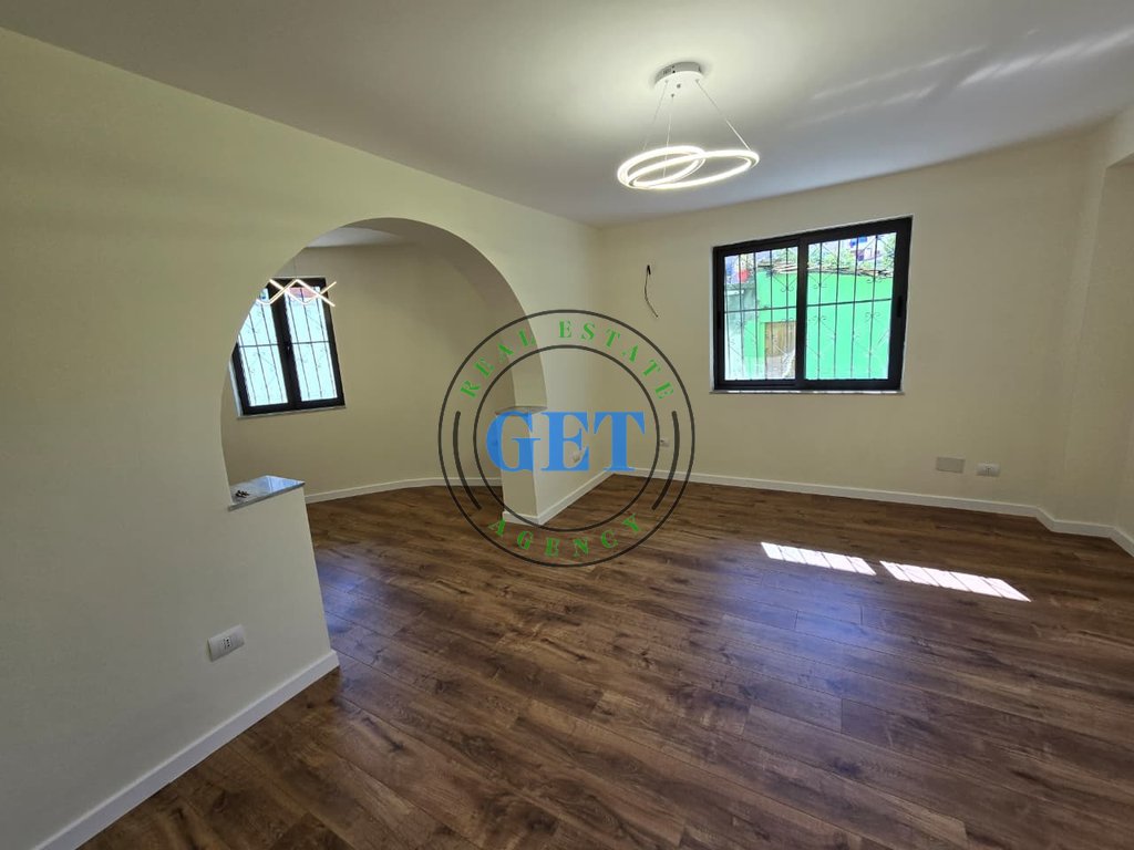 Shitet, Apartament 2+1 me Kuzhine te Vecuar , Tek