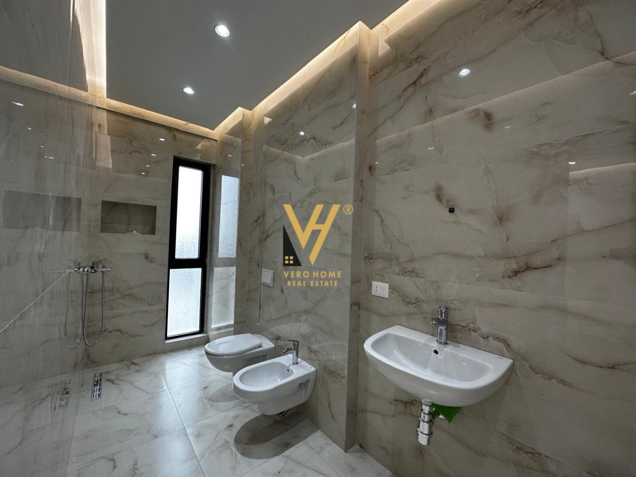 AMBIENT 105 M2 TE ARLIS, FARMACIA 10 750 EURO