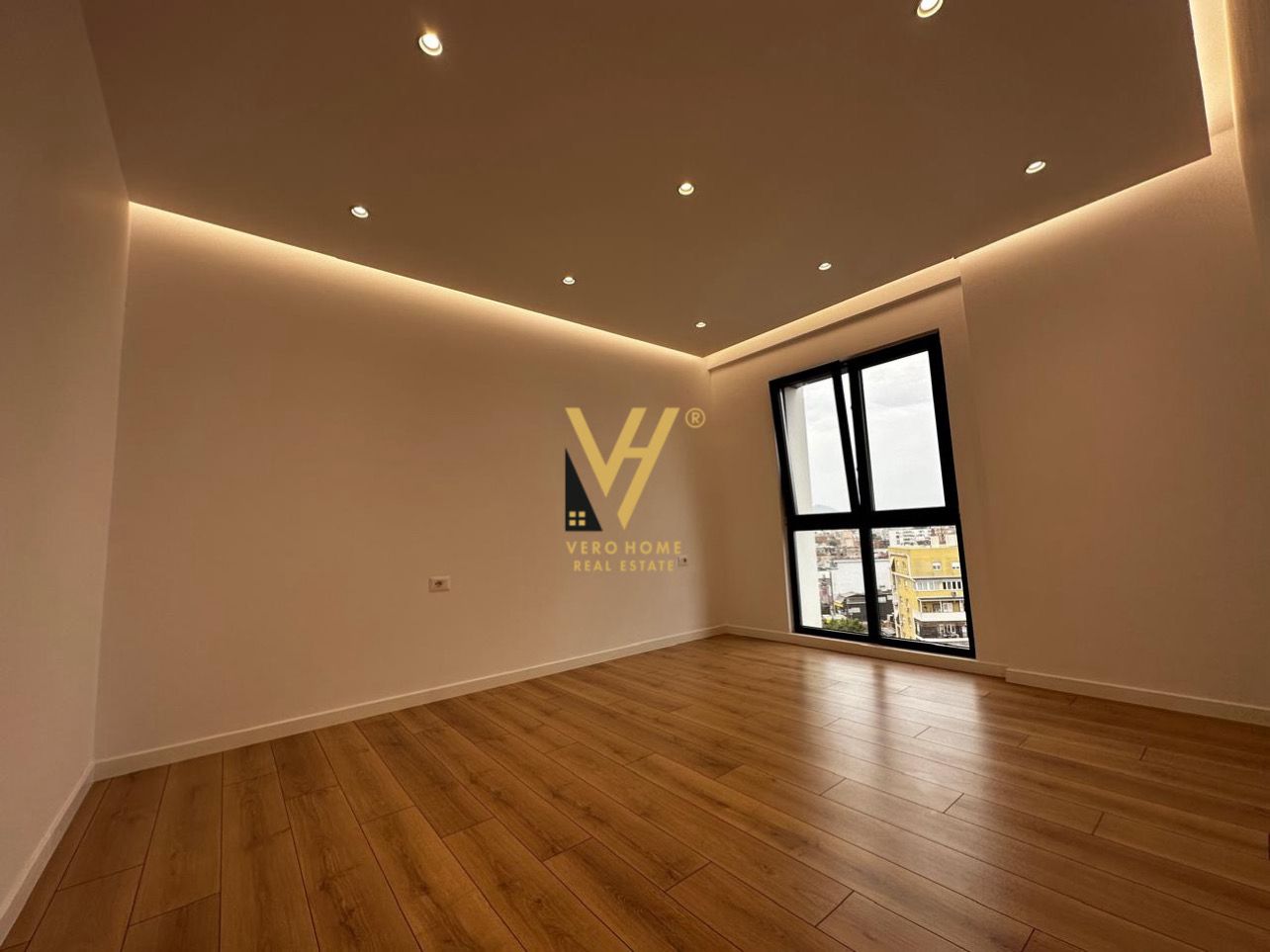 AMBIENT 105 M2 TE ARLIS, FARMACIA 10 750 EURO