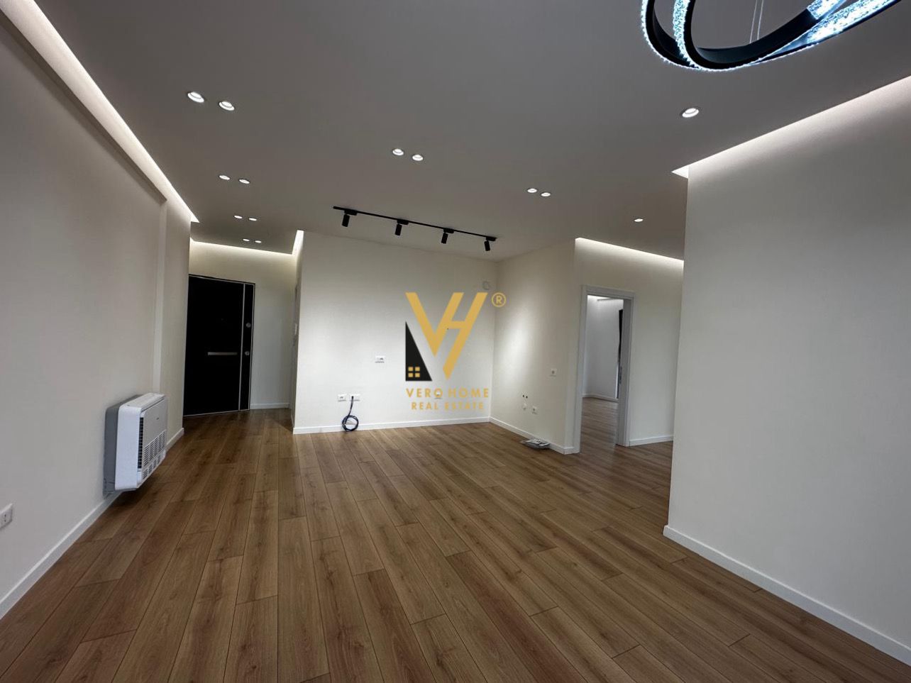 AMBIENT 105 M2 TE ARLIS, FARMACIA 10 750 EURO