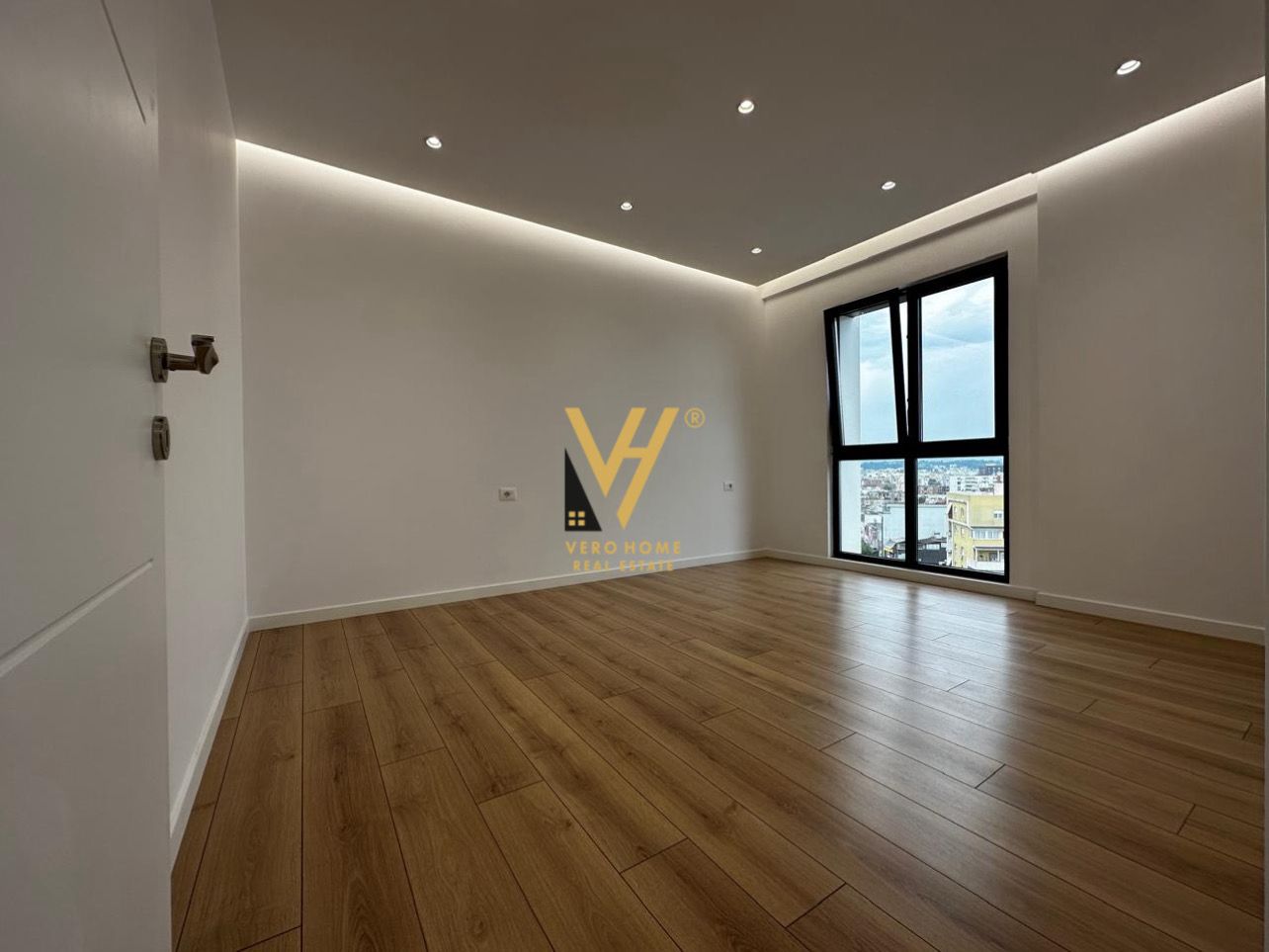 AMBIENT 105 M2 TE ARLIS, FARMACIA 10 750 EURO