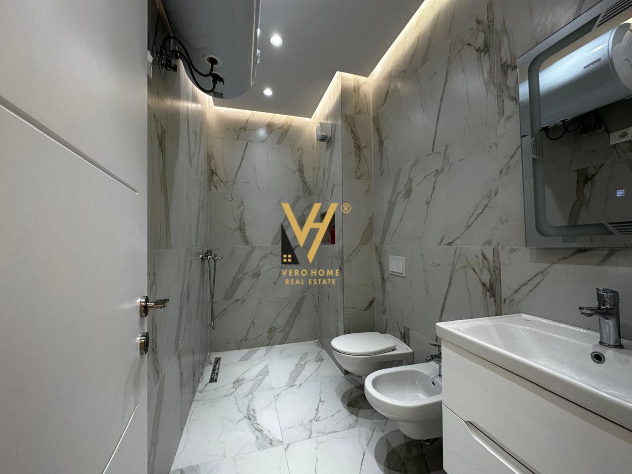 AMBIENT 105 M2 TE ARLIS, FARMACIA 10 750 EURO