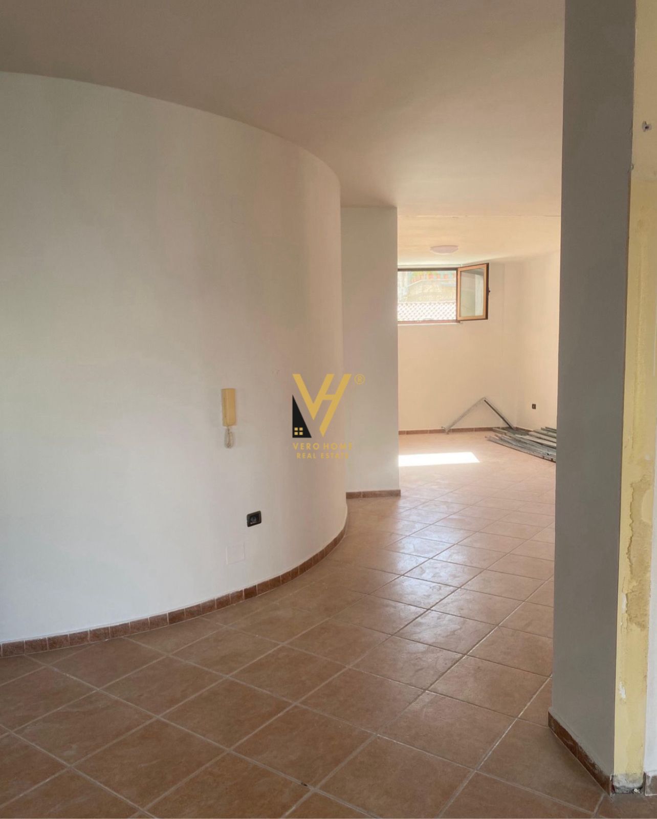 AMBIENT BIZNESI 100 M2 NE XHAMLLIK 60.000 LEKE