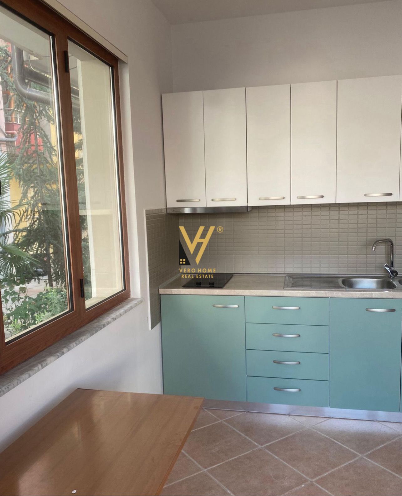 AMBIENT BIZNESI 100 M2 NE XHAMLLIK 60.000 LEKE