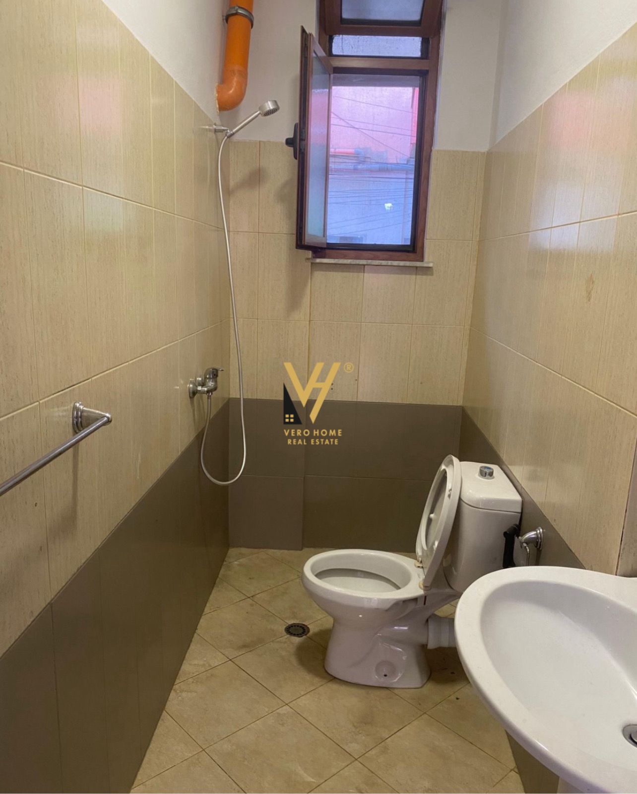 AMBIENT BIZNESI 100 M2 NE XHAMLLIK 60.000 LEKE