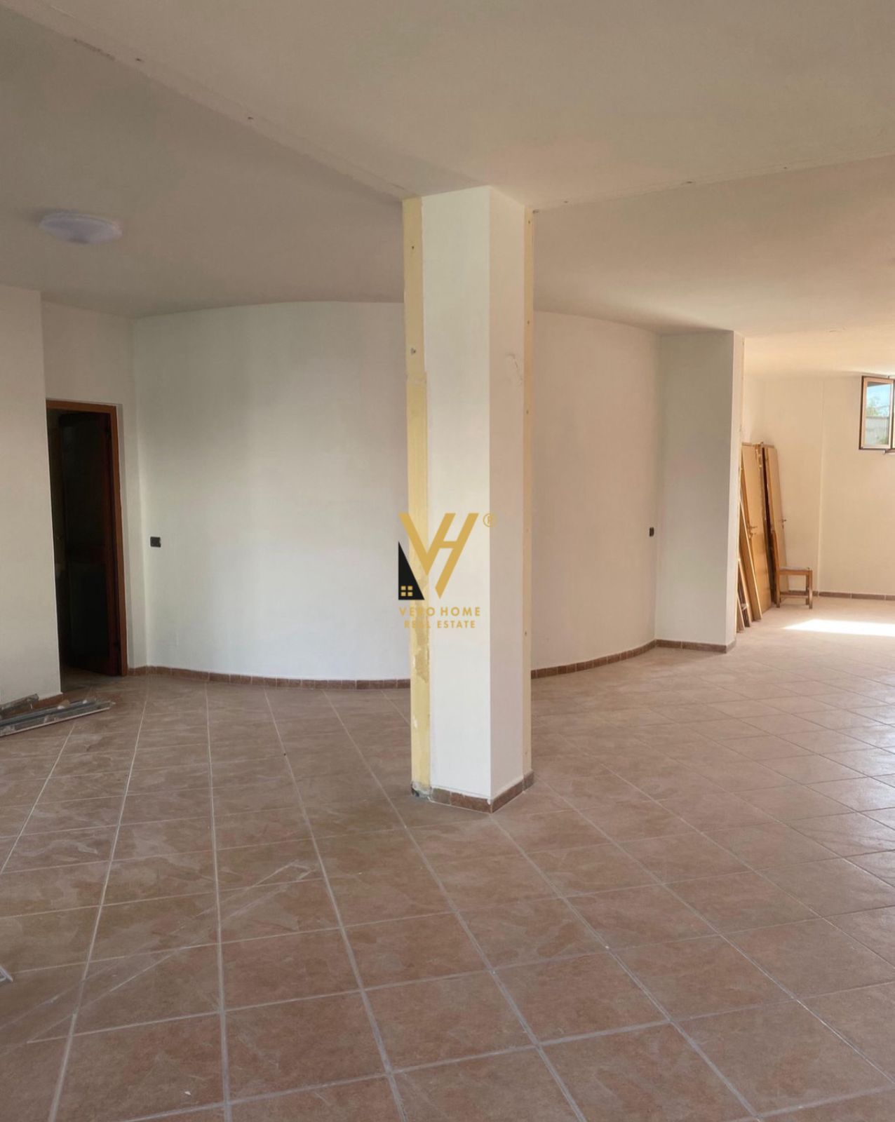 AMBIENT BIZNESI 100 M2 NE XHAMLLIK 60.000 LEKE