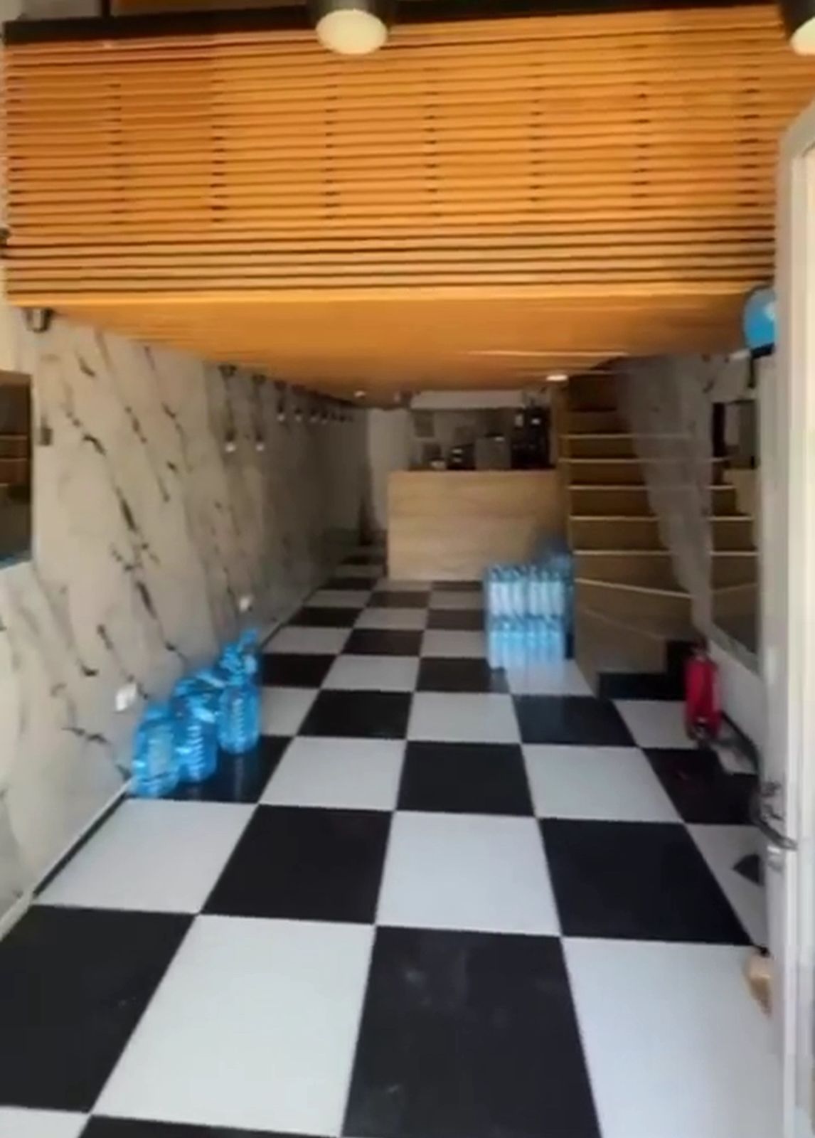 AMBIENT BIZNESI 60 M2 ME QERA NE ASTIR 60.000 LEKE