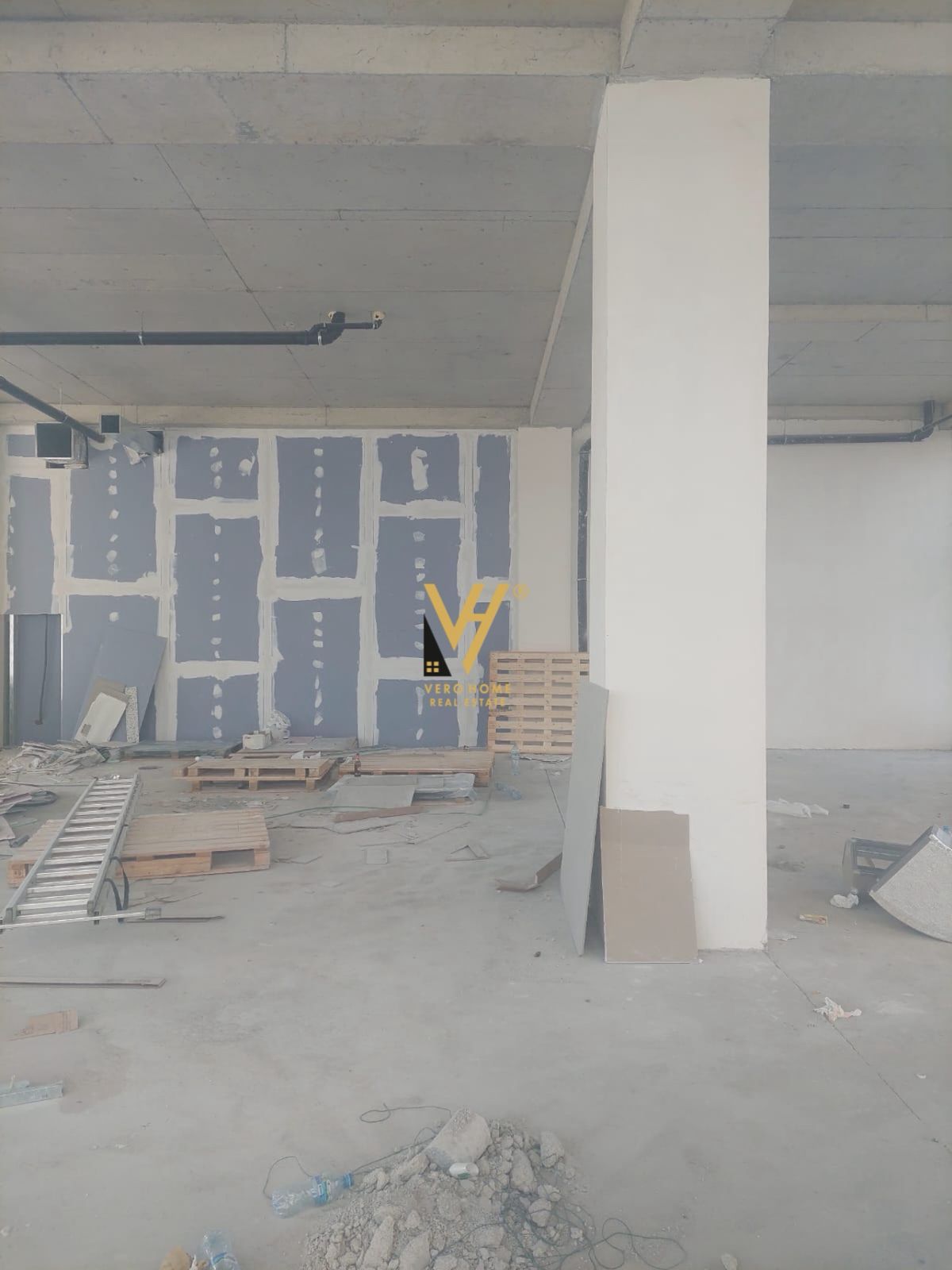 DYQAN 160 M2 ME QERA TE LIQENI I THATE 1.800 EURO