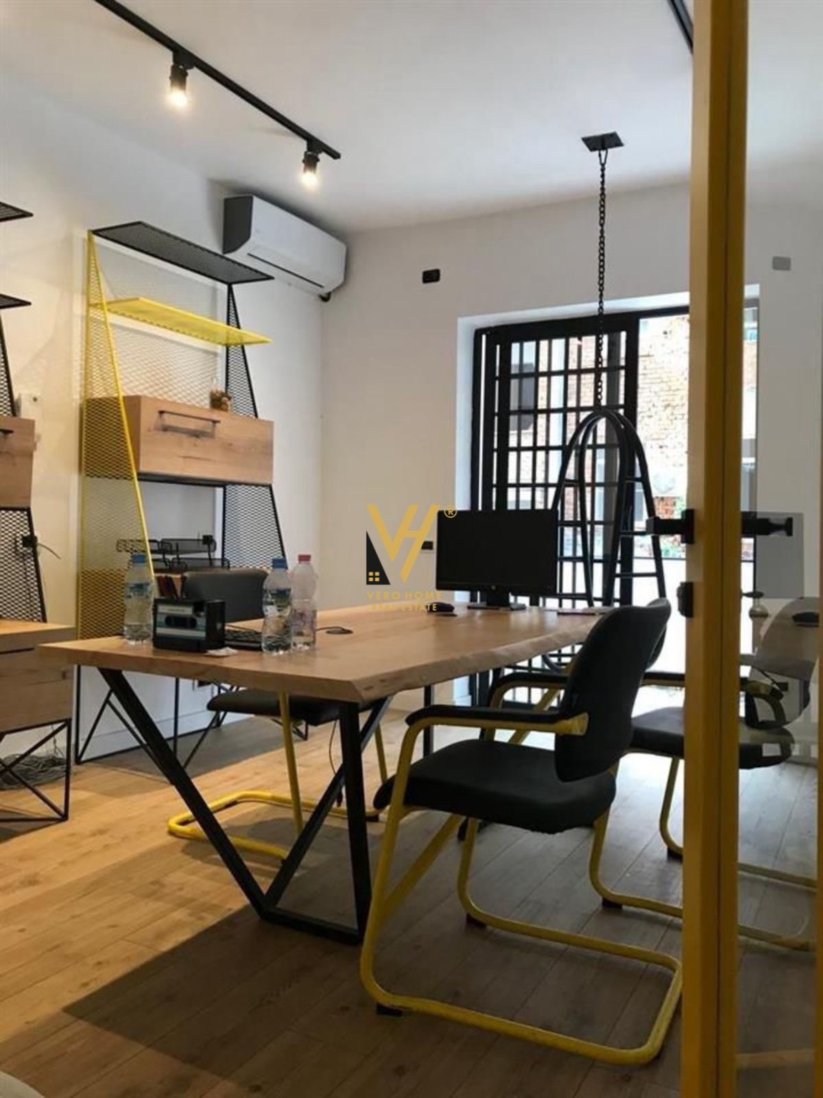 ZYRE 110 M2 ME QERA TE RRUGA E DURREST 1.100 EURO