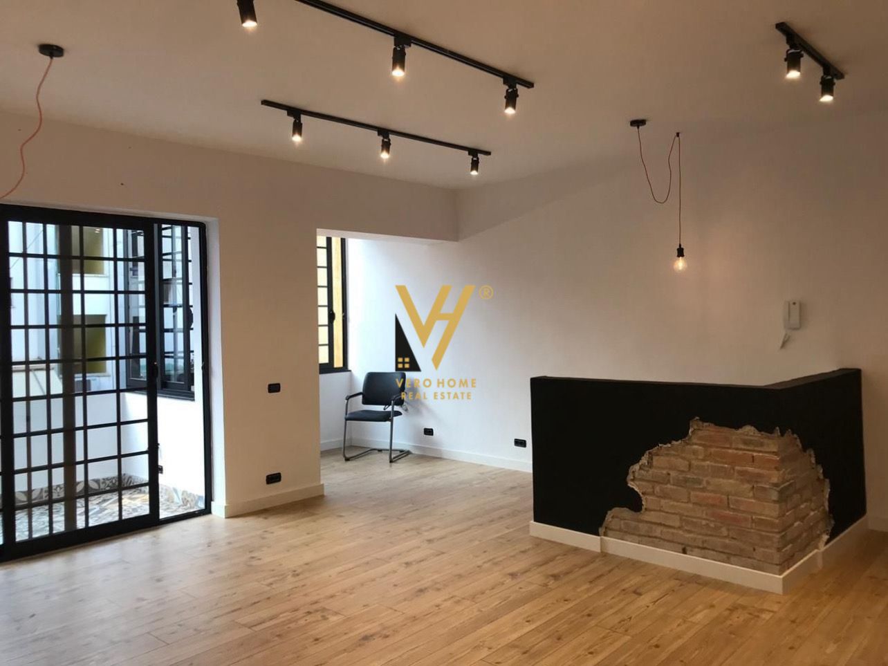 ZYRE 110 M2 ME QERA TE RRUGA E DURREST 1.100 EURO