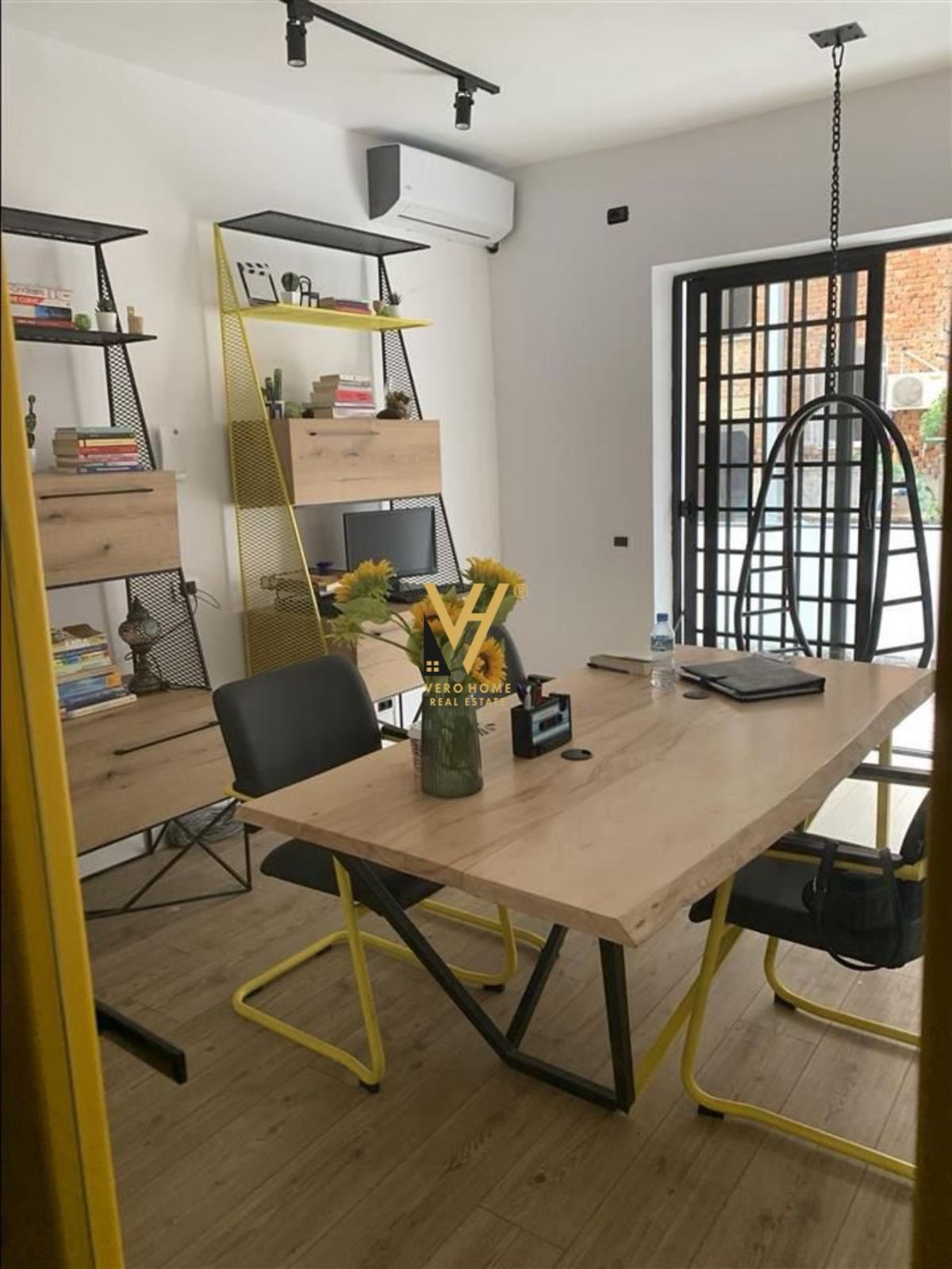 ZYRE 110 M2 ME QERA TE RRUGA E DURREST 1.100 EURO