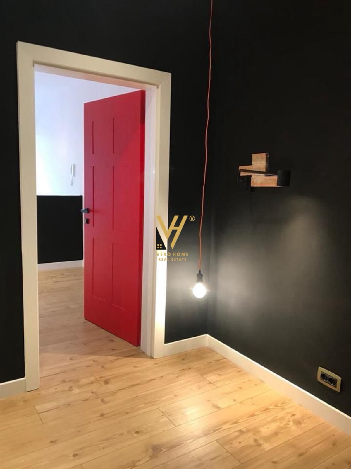 ZYRE 110 M2 ME QERA TE RRUGA E DURREST 1.100 EURO