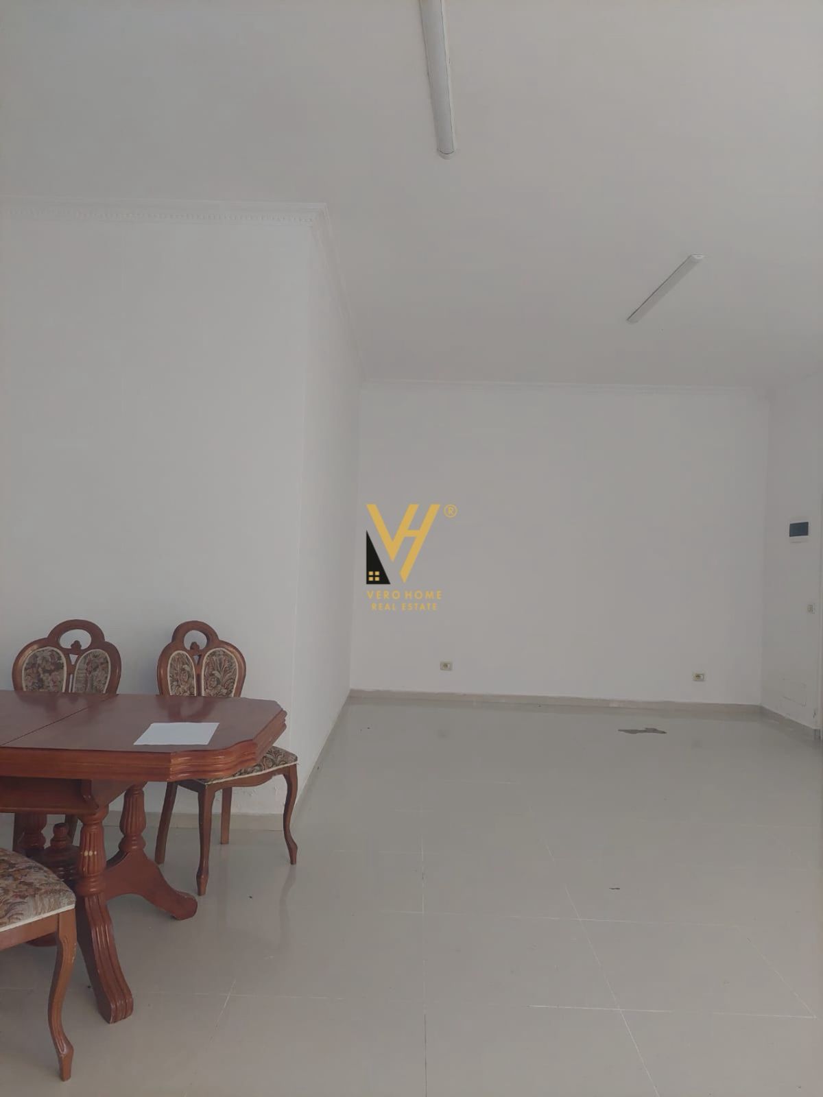 JEPET DYQAN 60 M2 ME QERA TE KODRA E DIELLIT 40.000 LEKE