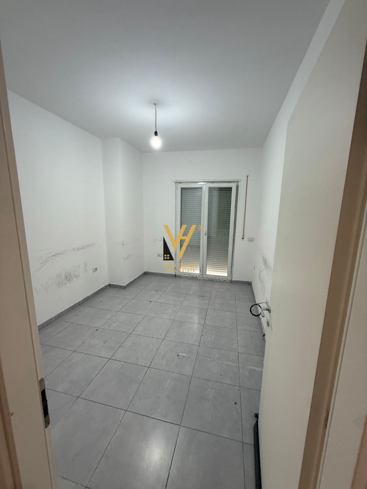 JEPET ZYRE 100 M2 ME QIRA TE RRUGA E BOGDANEVE 70.000 LEKE