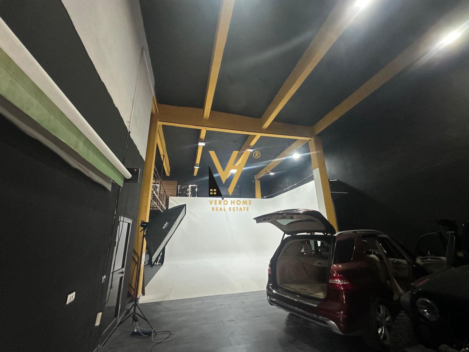 JEPET GODINE KOMERCIALE 300 M2 ME QERA TE 5 MAJI 2.000 EURO