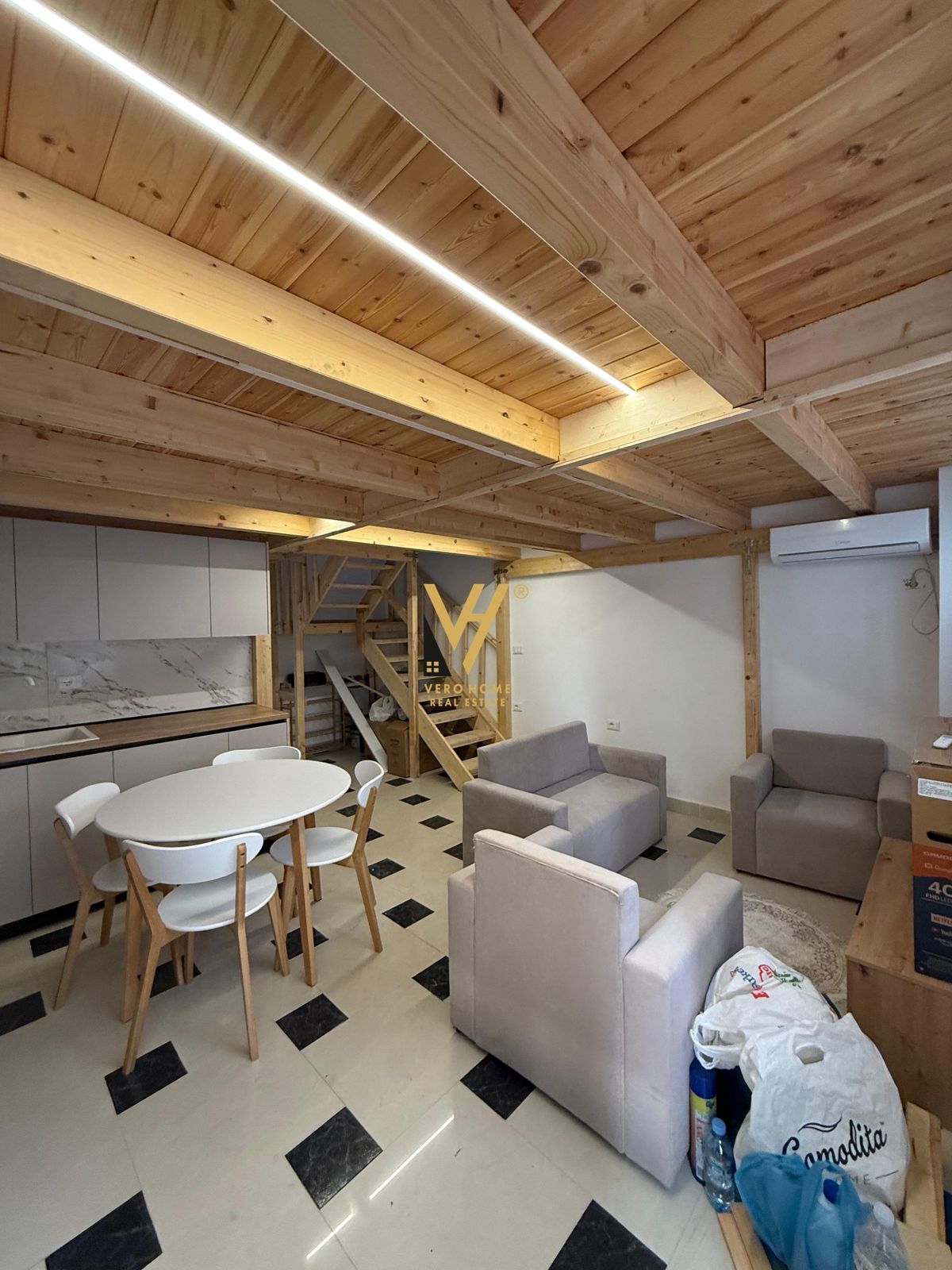 JEPET APARTAMENT 1+1 ME QERA RRUGA E DIBRES 65.000 LEKE