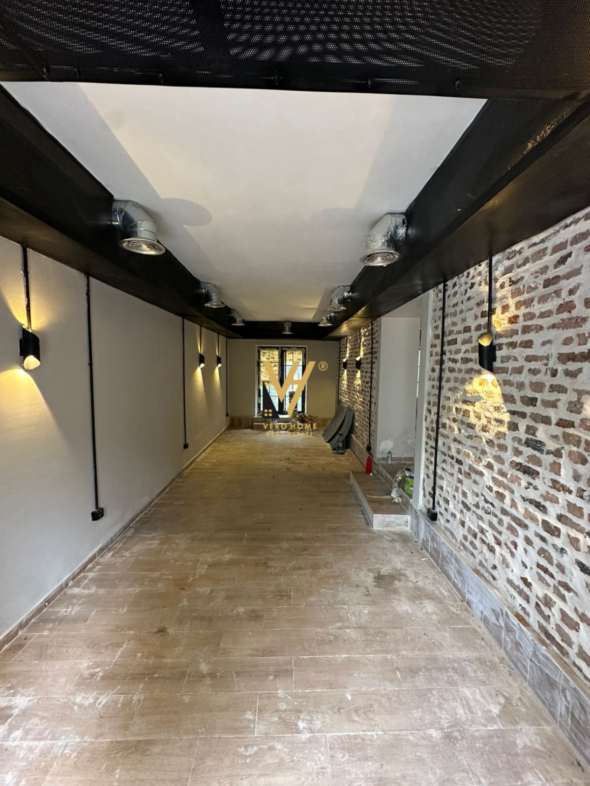 JEPET AMBIENT BIZNESI 86 M2 ME QERA NE VASIL SHANTO 100.000 LEKE