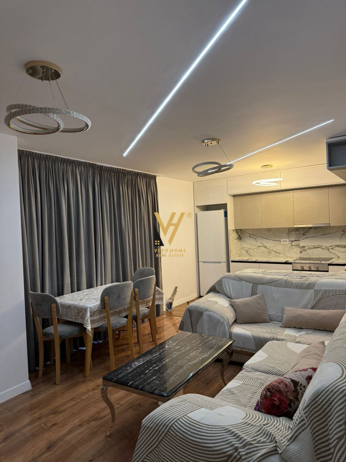 JEPET APARTAMENT 2+1 ME QERA TE 21 DHJETORI 800 EURO