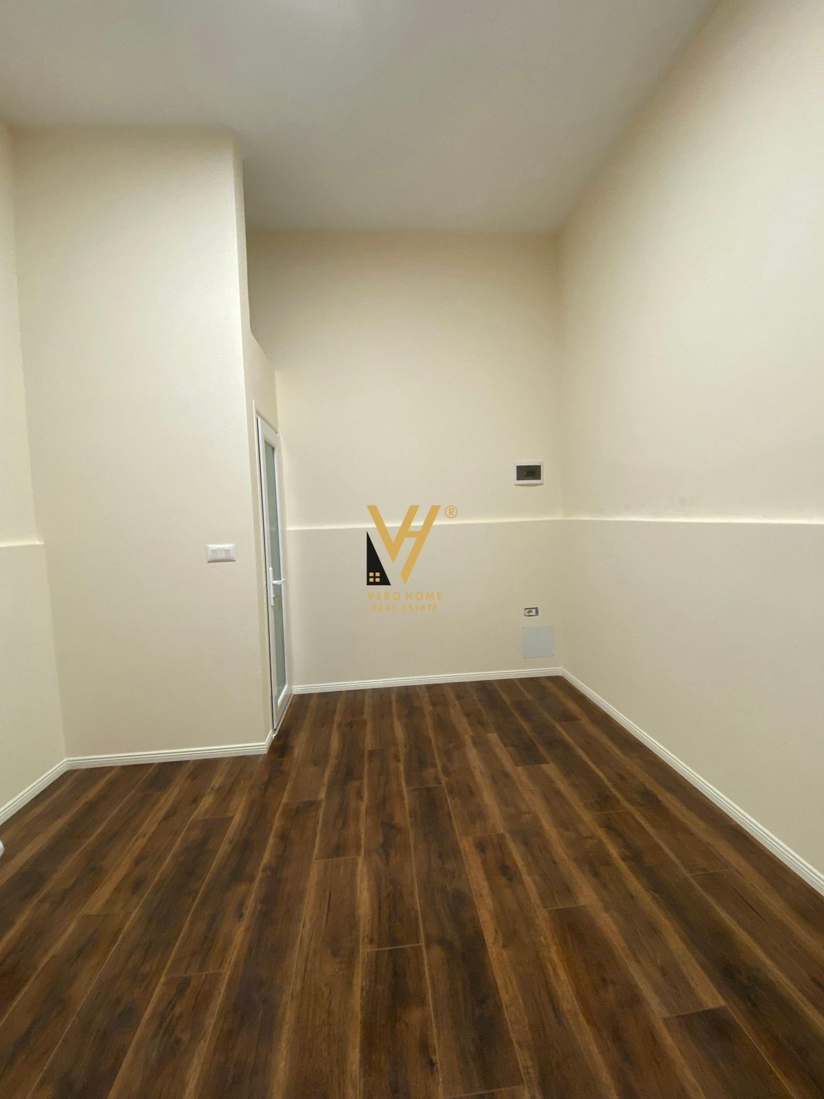 JEPET ZYRE 15 M2 ME QERA TE KIKA 2, KOMUNA PARISIT 300 EURO