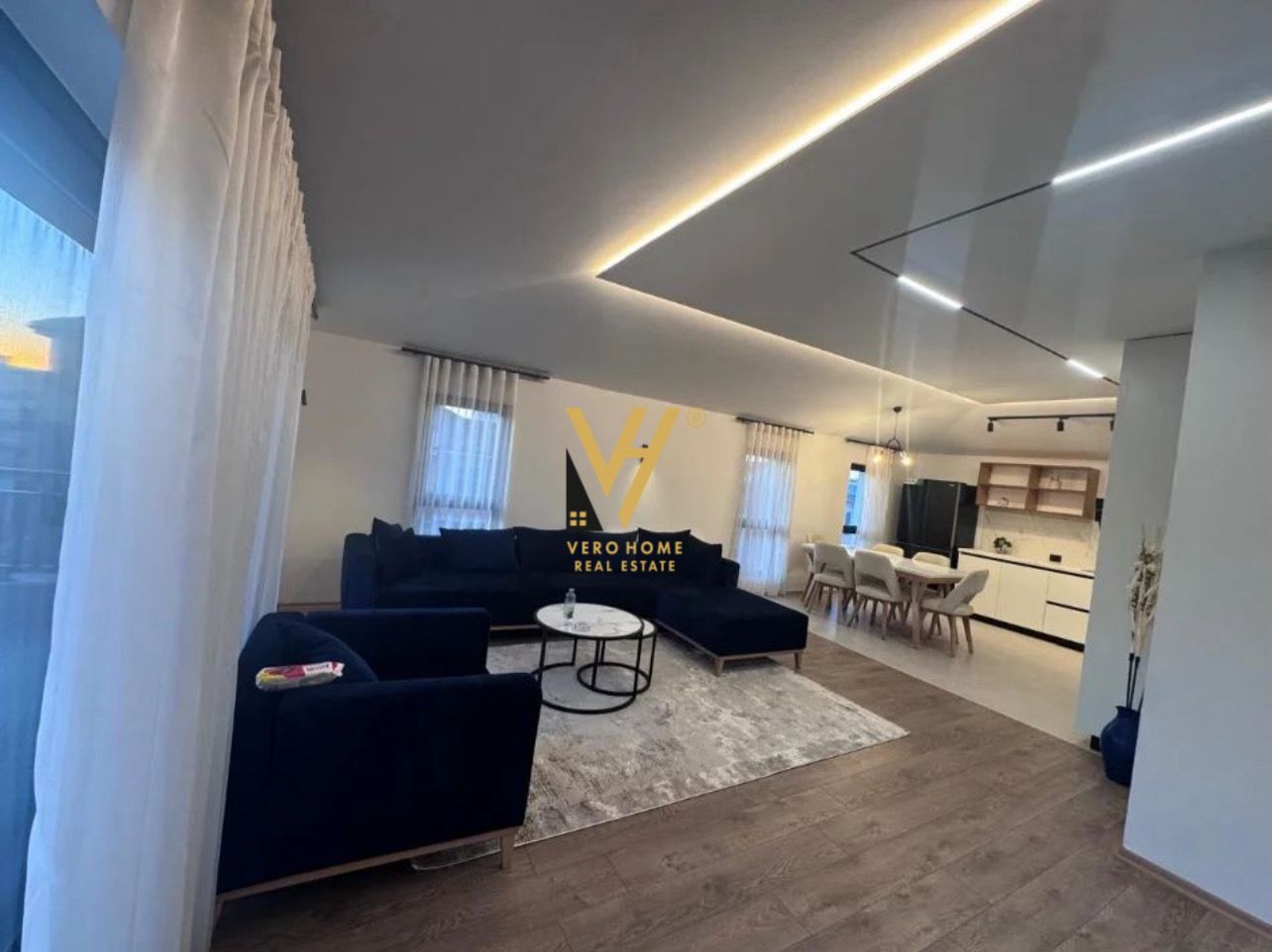 JEPET HYRJE 2+1+2+BLK ME QIRA NE LAPRAKE 1.000 EURO