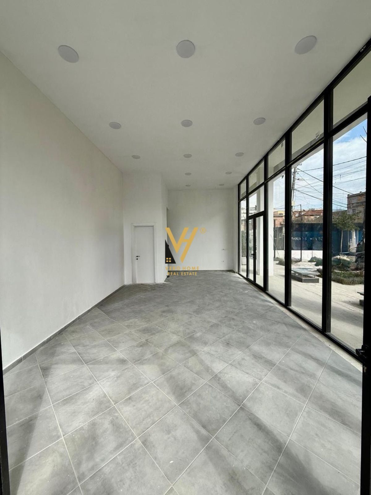 JEPET AMBIENT BIZNESI 45 M2 ME QERA TE PAZARI I RI 700 EURO