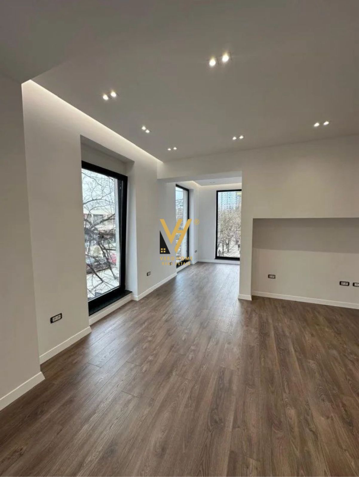 JEPET AMBIENT BIZNESI 76 M2 ME QIRA NE QENDER 2.000 EURO