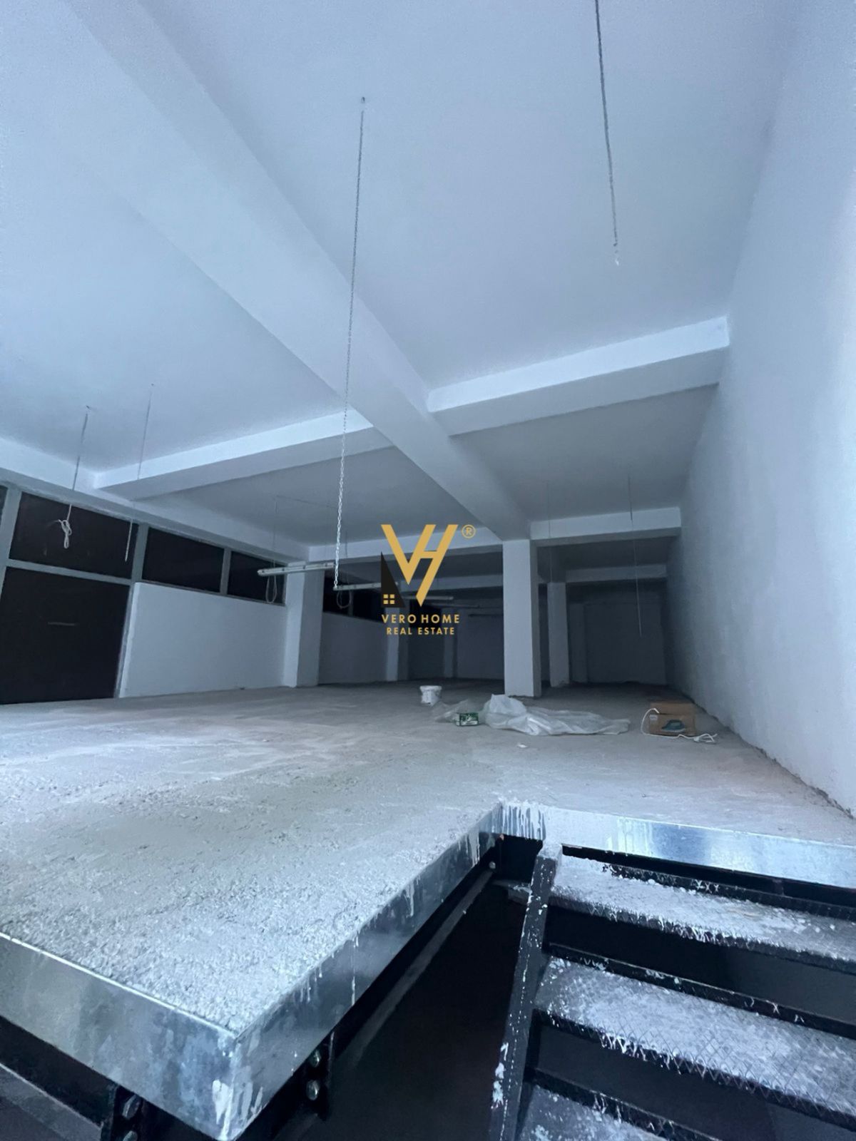 JEPET AMBIENT BIZNESI 240 M2 ME QIRA TE STACIONI I TRENIT 1.500 EURO