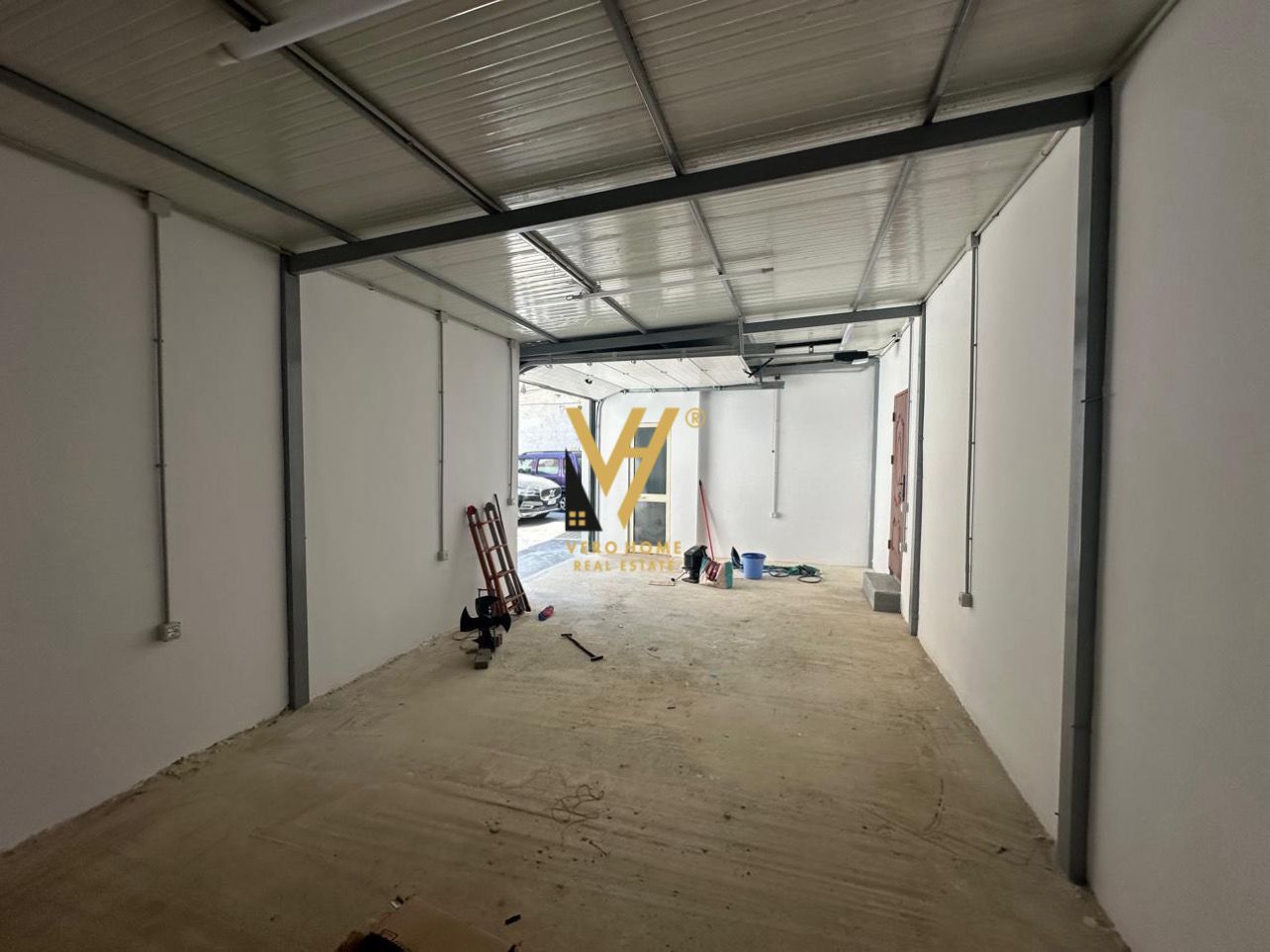 JEPET MAGAZINE 50 M2 ME QERA TE MUHAMET GJOLLESHA 50.000 LEKE