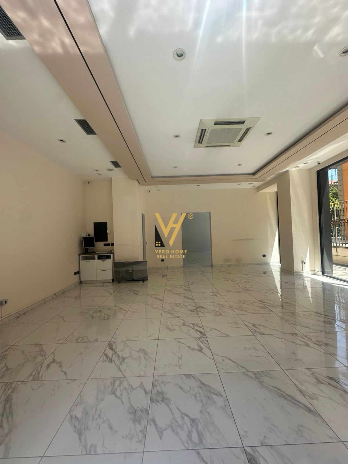 JEPET AMBIENT BIZNESI 120 M2 ME QERA TE RRUGA KAJO KARAFILI 2.500 EURO