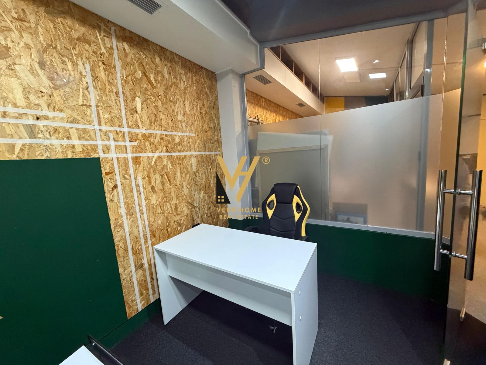 JEPET AMBIENT I PERBASHKET ZYRE ME QERA TE MYSLYM SHYRI 20.000 LEKE