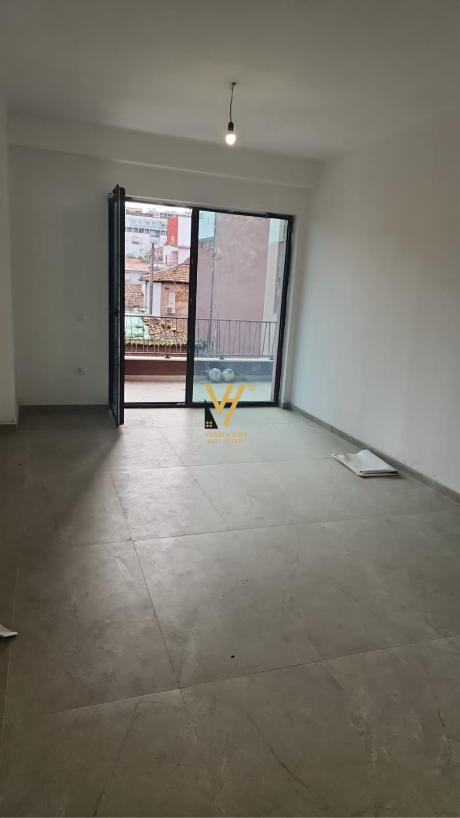 JEPET AMBIENT 97 M2 ME QERA TE MYSLYM SHYRI 1.300 EURO