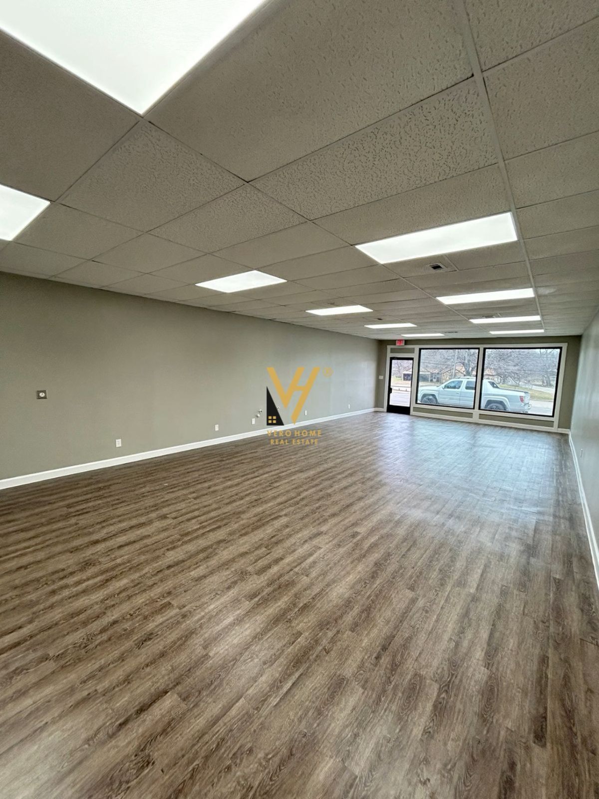 JEPET AMBIENT BIZNESI 190 M2 TE RRUGA E BARRIKADAVE 4.000 EURO