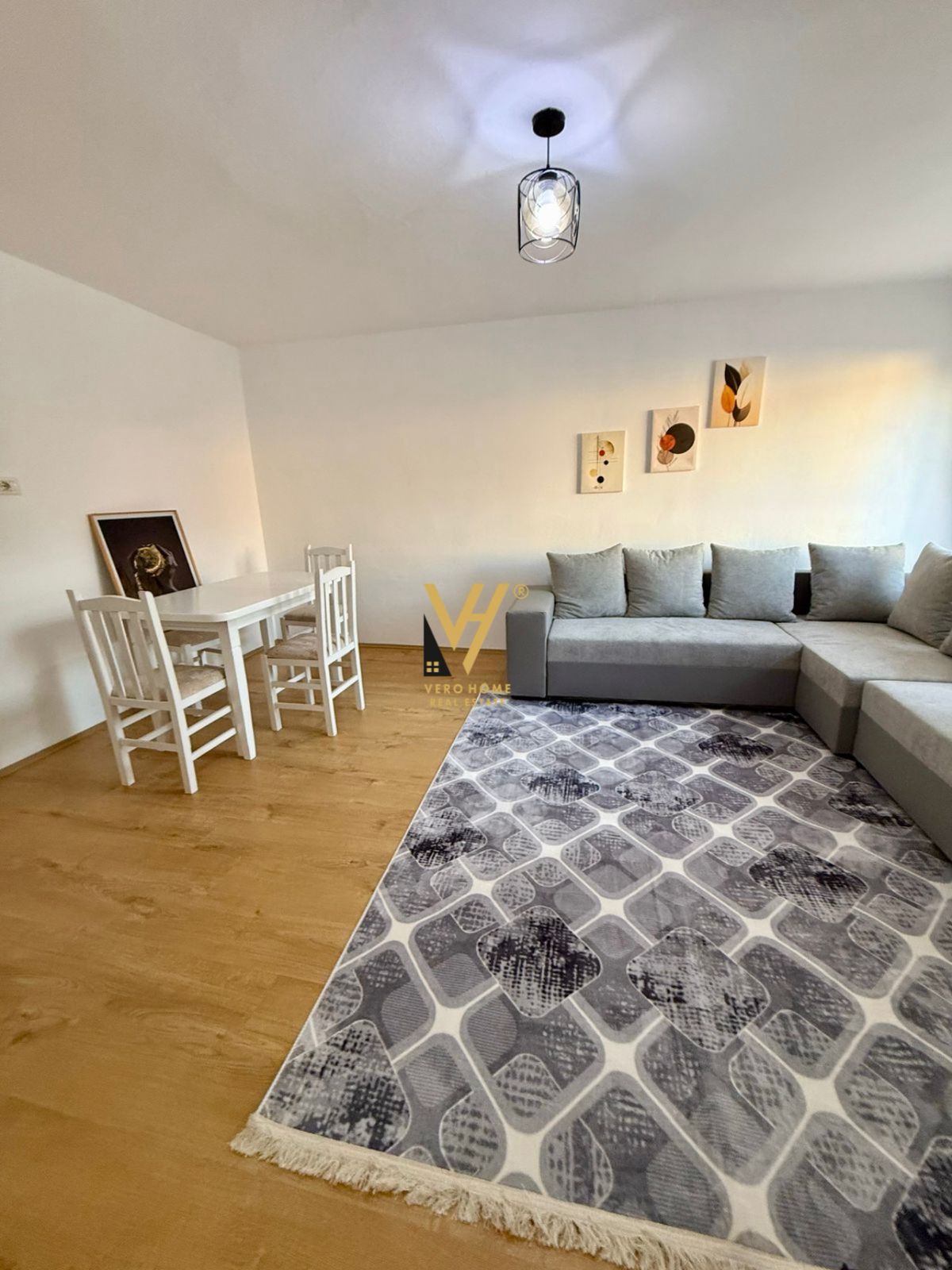 JEPET APARTAMENT 1+1 ME QIRA TE RRUGA BARDHYL 50.000 LEKE