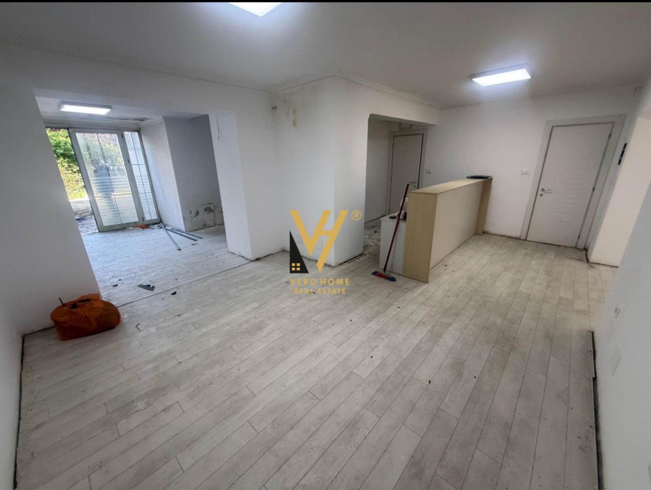 JEPET AMBIENT BIZNESI 100 M2 ME QERA TE MOZAIKU I TIRANES 1.250 EURO