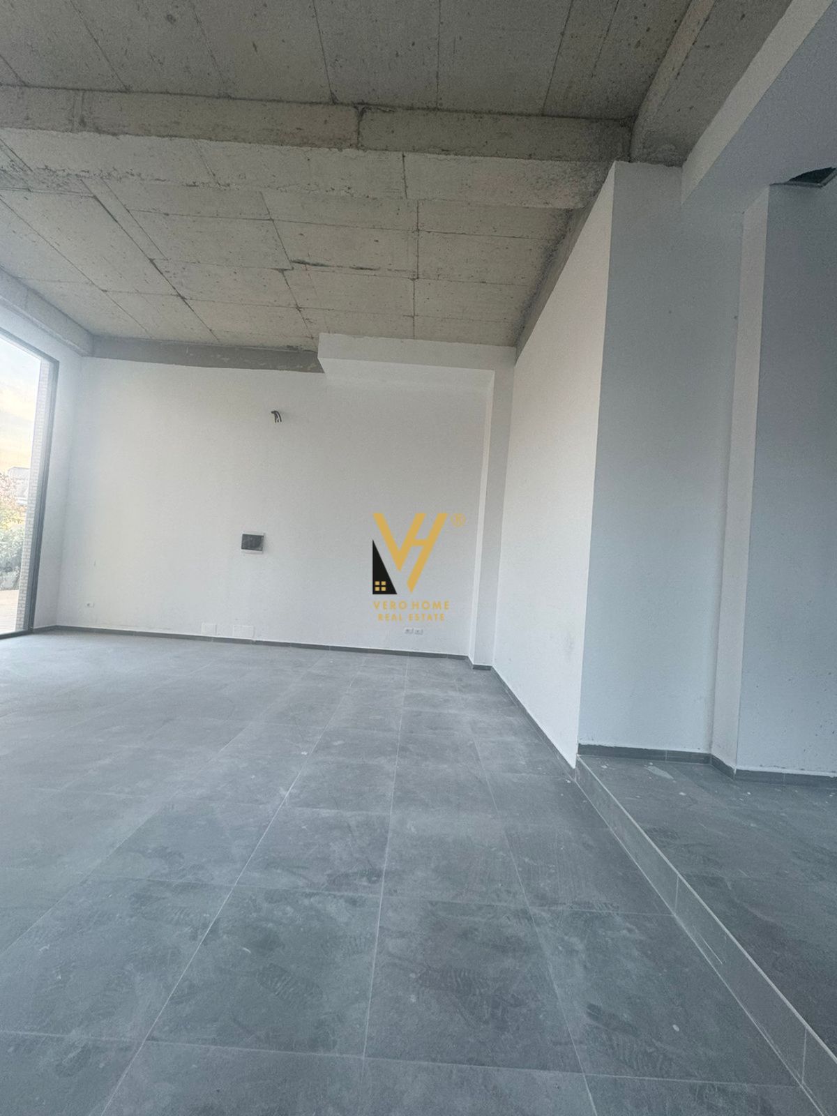 JEPET DYQAN 85 M2 ME QERA TE OXHAKU, KOMPLEKSI ASL 2-850 EURO