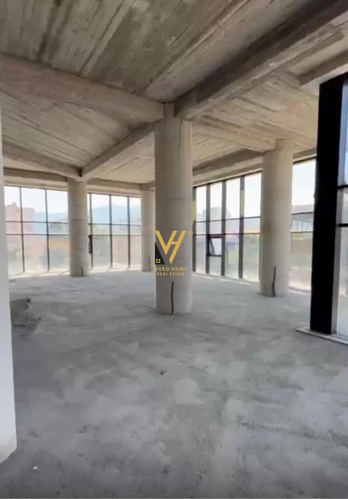 JEPET AMBIENT KOMERCIAL 326 M2 ME QIRA NE ELBASAN 2.200 EURO