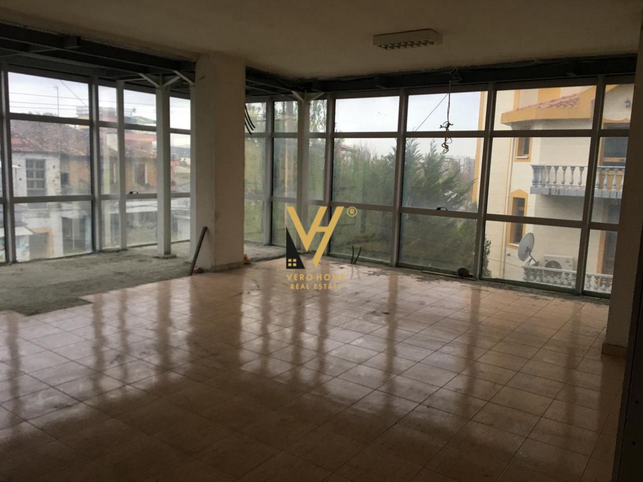 JEPET AMBIENT BIZNESI 255 M2 ME QERA NE KINOSTUDIO 200.000 LEKE