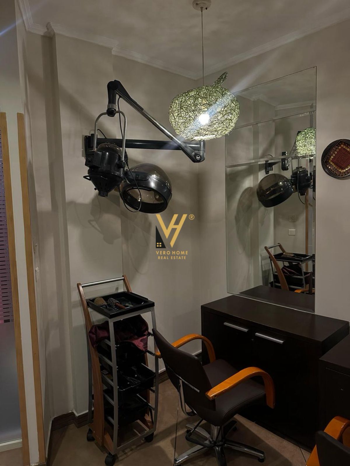 JEPET AMBIENT PARUKERIE ME QERA TE RRUGA E ELBASANIT 35.000 LEKE