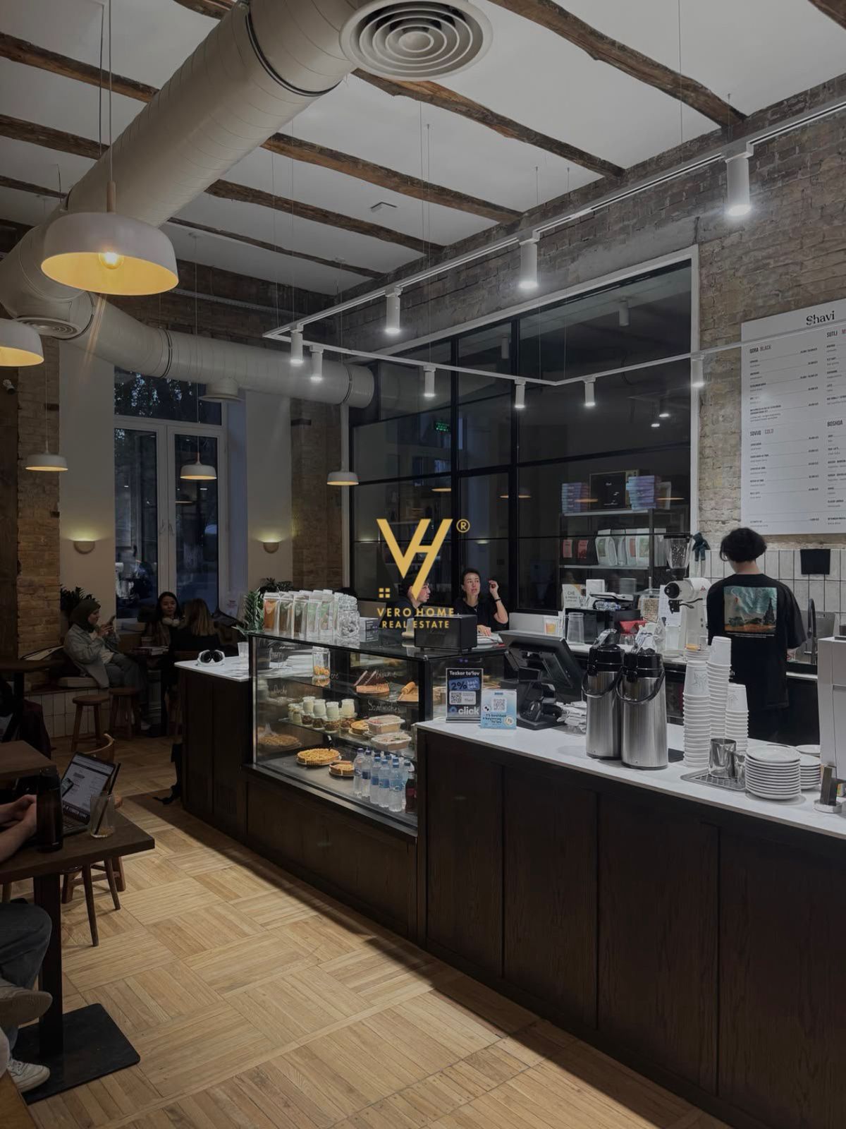 JEPET BAR KAFE 100 M2 ME QERA NE YZBERISHT 700 EURO